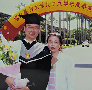楊智宇和母親，合影於台灣大學95學年碩士班畢業典禮
